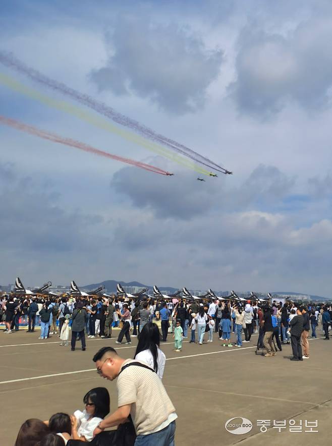 지난 17일 오전 공군 제10전투비행단 수원기지에서 열린 '스페이스 챌린지 2025 in 수원'에서 KF-5 전투기들이 수원 상공을 비행하고 있다. 최진규기자