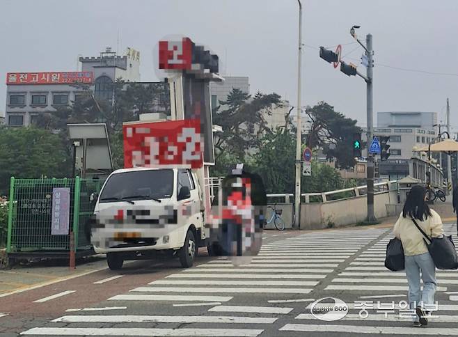 지난 15일 오후 수원시 장안구 성균관대역 인근의 횡단보도에서 모정당의 선거 유세차가 자전거 도로를 침범한 채 유세를 이어가고 있다. 최진규기자