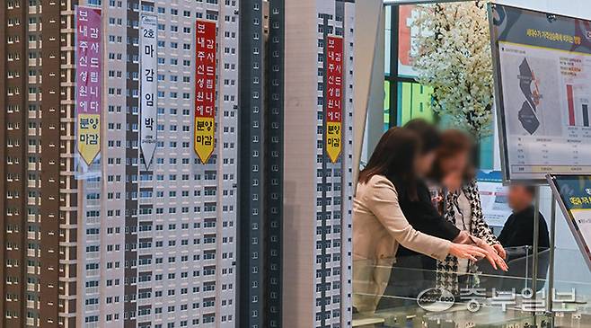 경기도의 한 모델하우스에서 입주를 희망하는 시민들이 방문하고 있다. 중부포토DB 자료사진