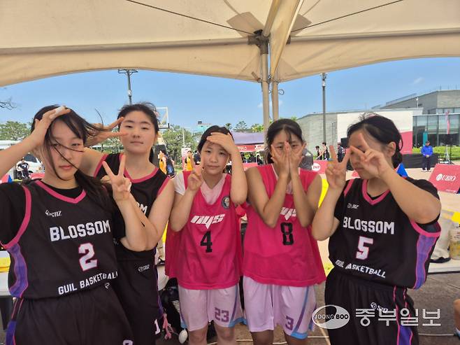 18일 수원 화성행궁광장 특설코트에서 열린 2025 위너볼 3x3 전국 농구대회에 참여한 서울 구일중 학생들이 기념사진을 찍고 있다. 이건우기자