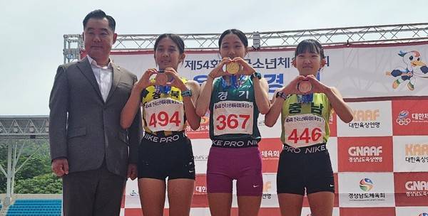 18일 경남 김해종합운동장에서 사전경기로 열린 제71회 전국소년체육대회 육상 여자 15세 이하부 1천500m에서 정상에 오른 신유희(의왕중·사진 오른쪽에서 2번째)가 다른 입상자들과 함께 기념사진을 촬영하고 있다. 경기도육상연맹 제공