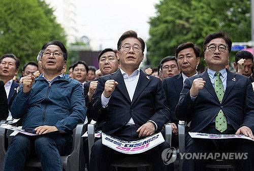 더불어민주당 이재명 대선후보가 5월 17일 광주광역시 동구 금남로에서 열린 5·18 광주민주화운동 45주기 전야제에 참석해 임을 위한 행진곡을 제창하고 있다. (왼쪽부터) 강기정 광주시장, 이 후보, 우원식 국회의장. 공동취재