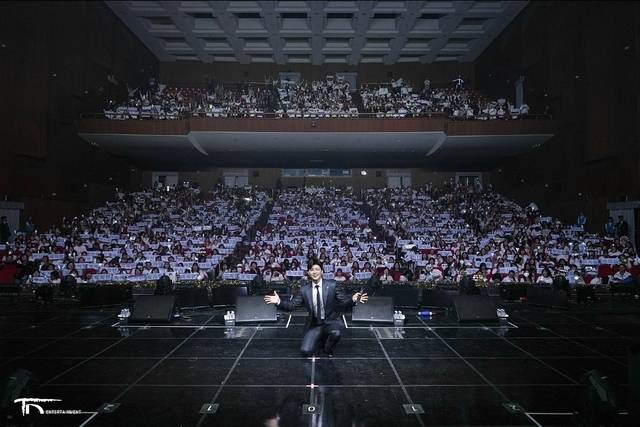 지난 17일 오후 6시 전북대 삼성문화회관서 열린 단독 콘서트 쇼맨쉽에서 가수 박지현과 팬들이 단체 사진을 찍고 있다./사진=박지현 오피셜