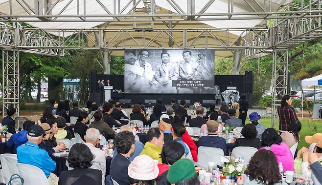 지난 16일 열린 '제33회 오영수문학상 및 제5회 오영수신인문학상 시상식'에서 참석자들이 오영수 선생과 오영수 문학상을 소개하는 영상을 시청하고 있다. 이수화 기자