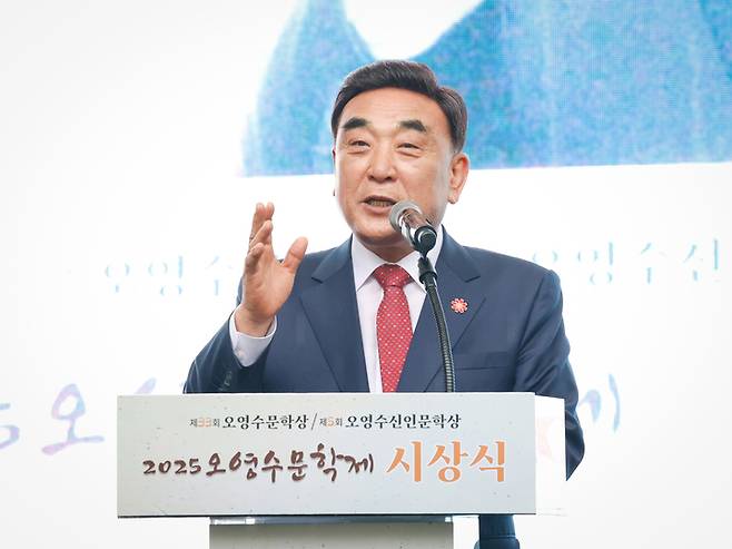 김두겸 울산시장이 지난 16일 열린 '제33회 오영수문학상 및 제5회 오영수신인문학상 시상식'에서 축사를 하고 있다. 이수화 기자