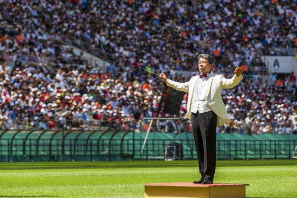 박신화 위원장이 지난 2023년 서울 상암경기장에서 열린 빌리그래함 전도대회 50주년 기념대회에서 1만 명 성가대 지휘를 하고 있다.