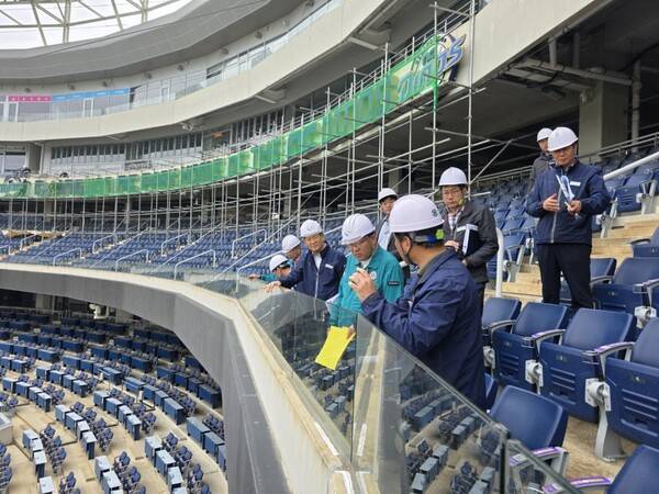 장금용 창원시장 권한대행이 15일부터 18일까지 매일 창원NC파크 정상화를 위해 국토교통부 현장점검 시 보완 요청사항 등을 직접 점검하고 있다./창원시