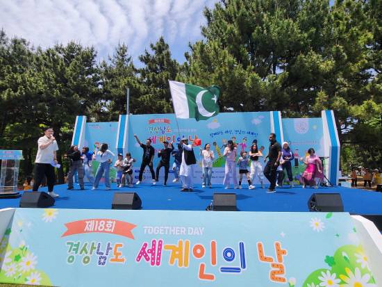 18일 경남 도청 광장에서 2025년 경남도 세계인의 날 기념행사가 열렸다. 참석한 각국 외국인 주민들이 댄스마당을 펼치고 있다. 사진=경남도