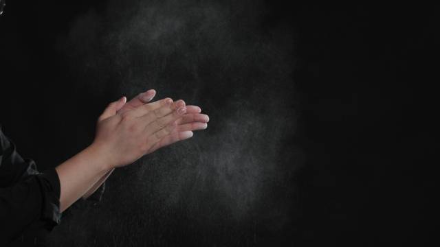 정연두의 '창조자의 손' 스틸 이미지. 국제갤러리 제공