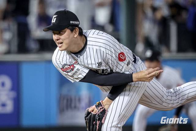 삼성과의 3연전에 모두 등판해 3경기 연속 구원승을 올린 김원중. 롯데 자이언츠 제공