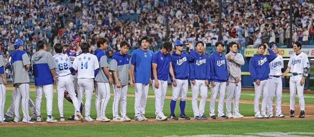 홈 팬들에게 인사하는 삼성 라이온즈 선수단. 삼성 제공