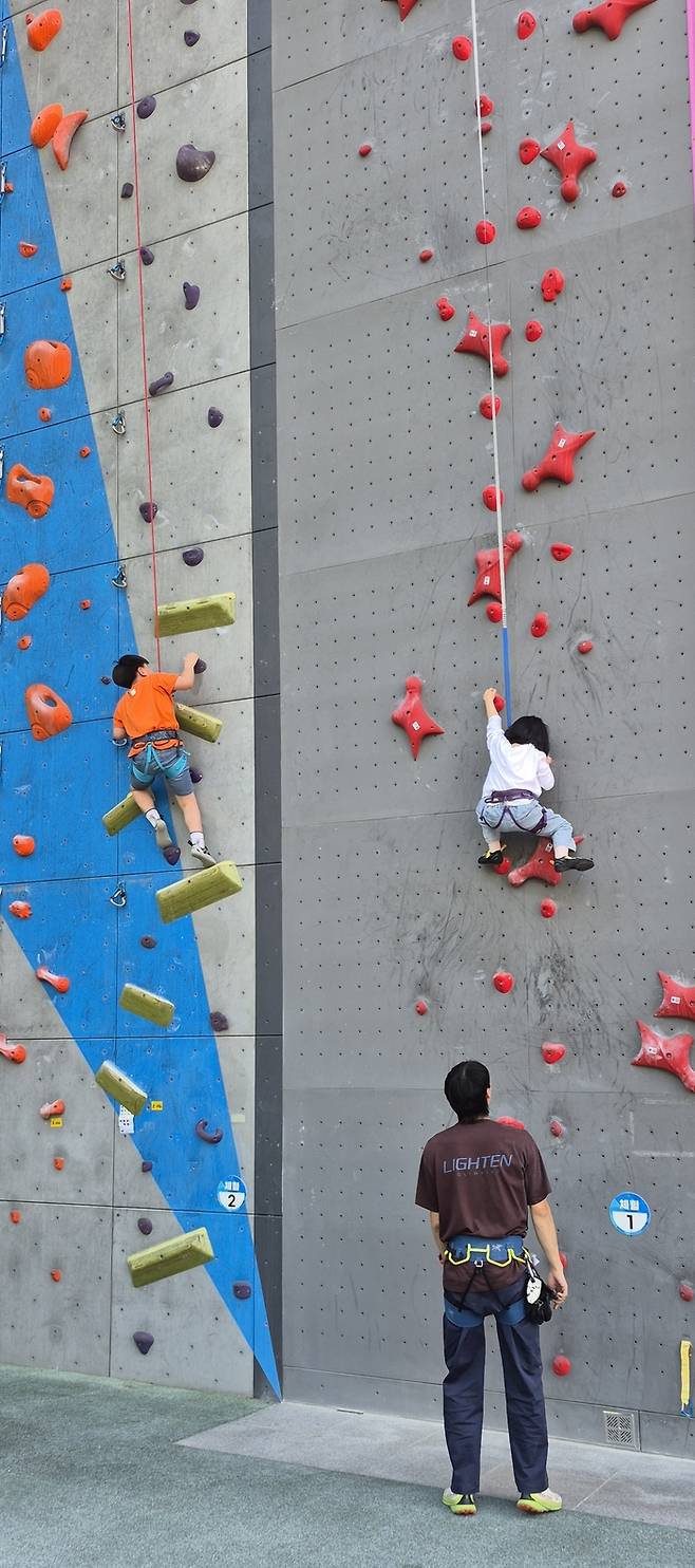 17일 오후 4시 대구 남구국제클라이밍장에서 시민들이 클라이밍 체험을 하고 있다. 조윤화 기자