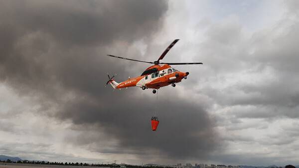 광주 금호타이어 공장 화재 현장에 투입된 제주 소방헬기 한라매(사진=제주소방안전본부)