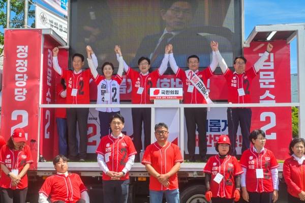 권성동 국민의힘 공동선거대책위원장은 지난 17일 제주시 민속오일시장에서 김문수 후보 지지를 호소했다. 고봉수 기자