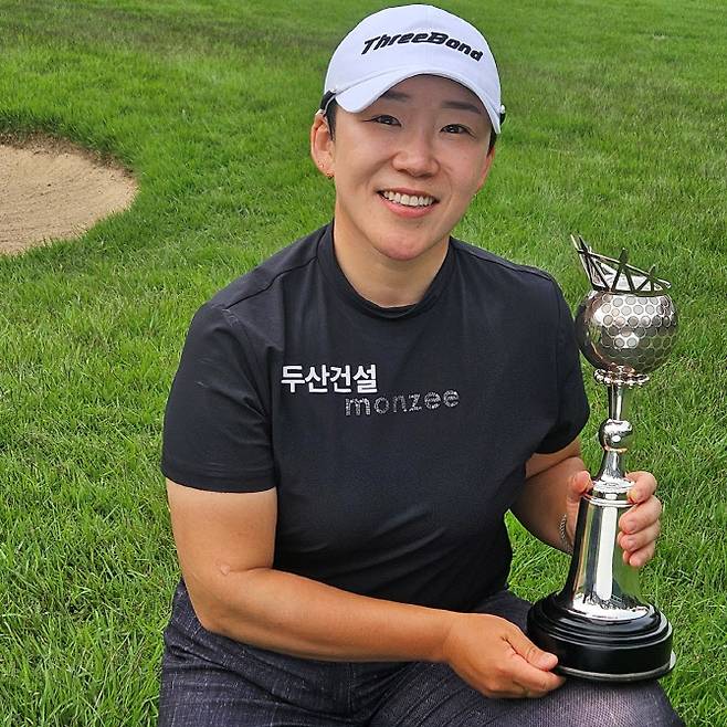 JLPGA 투어 메이저 월드 레이디스 챔피언십 살롱 파스컵 우승 트로피 든 신지애(사진=두산건설 제공)