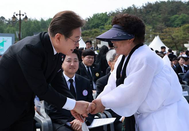 이재명 더불어민주당 대선후보가 18일 광주광역시 북구 국립 5·18민주묘지에서 열린 5·18민주화운동 45주년 기념식에서 유가족과 인사하고 있다.(사진=연합뉴스)