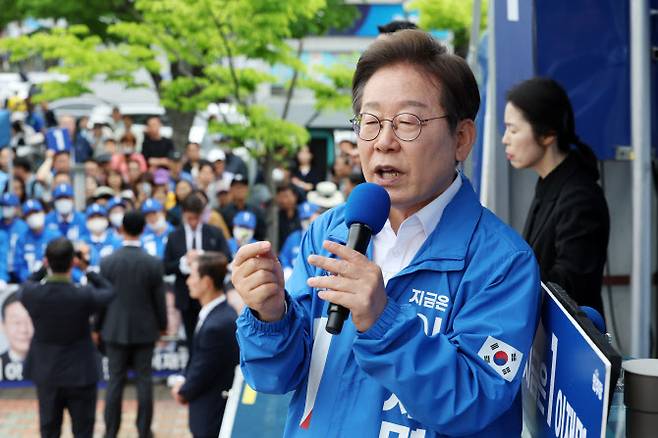 이재명 더불어민주당 대선 후보가 16일 전북 군산시 구시청광장에서 열린 유세에서 지지를 호소하는 연설을 하고 있다.(사진=연합뉴스)