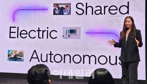 이달 14일(현지 시각) 미국 뉴욕 맨해튼 오큘러스(Oculus)에서 열린 우버 연례 행사 ‘고겟(Go-Get) 2025’에서 웬디 리 우버 자율주행 모빌리티·딜리버리 제품 총괄이 ‘전기차 자율주행 공유 서비스’ 계획에 대해 발표하고 있다.(사진=김범준 기자)