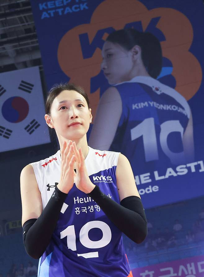김연경이 18일 인천 삼산월드체육관에서 열린 여자배구 세계올스타전 ‘KYK 인비테이셔널 2025’에서 경기가 종료된 뒤 무대에 올라 박수를 치고 있다. 사진=연합뉴스