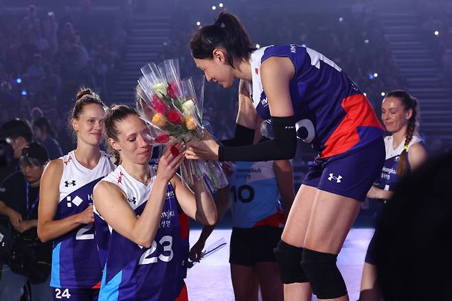 ‘배구여제’ 김연경이 18일 인천 삼산월드체육관에서 열린 여자배구 세계올스타전 ‘KYK 인비테이셔널 2025’에서 경기가 종료된 뒤 세계올스타 선수들에게 꽃다발을 받고 있다. 사진=연합뉴스