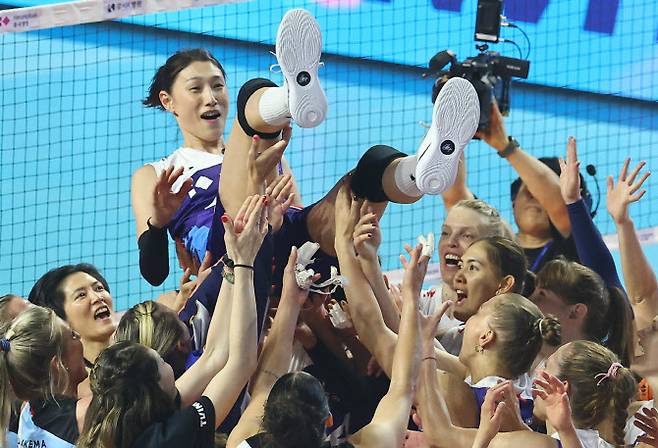 현역 생활을 마감한 ‘배구 여제’ 김연경이 18일 인천 삼산월드체육관에서 열린 여자배구 세계올스타전 ‘KYK 인비테이셔널 2025’에서 경기가 종료된 뒤 세계 올스타 선수들로부터 헹가래를 받고 있다. 사진=연합뉴스