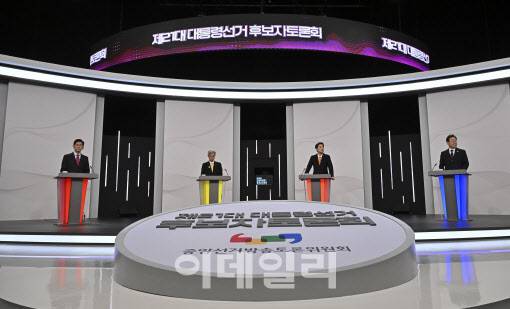[국회사진취재단] 이재명(오른쪽부터) 더불어민주당, 이준석 개혁신당, 권영국 민주노동당, 김문수 국민의힘 대선 후보가 중앙선거방송토론위원회 주관으로 18일 서울 상암동 SBS 프리즘센터 스튜디오에서 열린 제21대 대선 1차 후보자 토론회를 준비하고 있다.