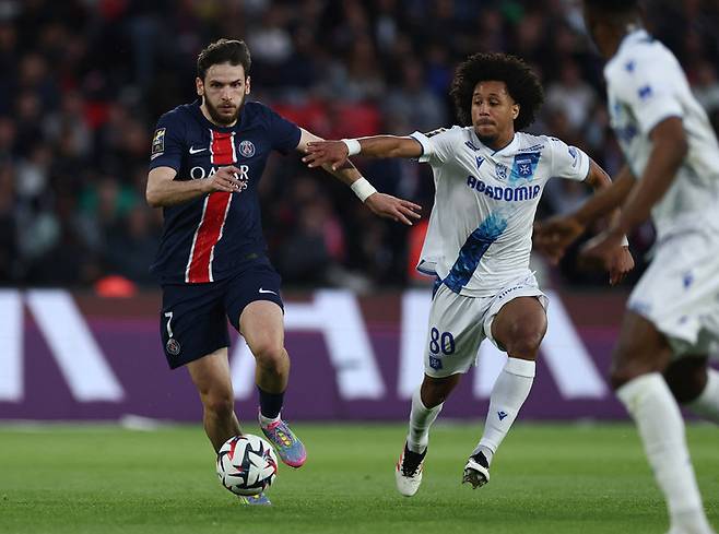 18일 오세르와 경기에 출전해 드리블하는 파리 생제르맹의 흐비차 크바라츠헬리아(왼쪽)