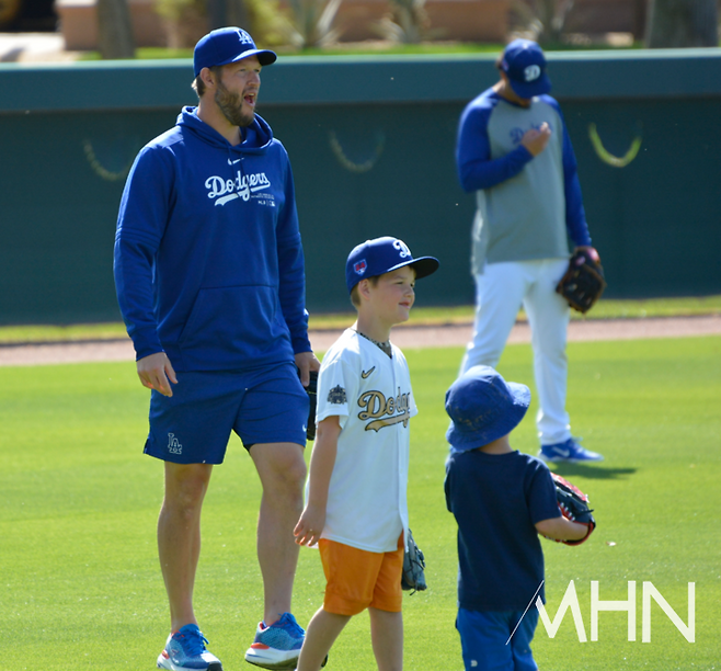 (커쇼와 그의 자녀들. 세월의 흐름을 느낄 수 있다)