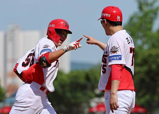 18일 두산과 경기에서 4회말 2점 홈런을 때려낸 뒤 3루를 돌고 있는 KIA의 오선우