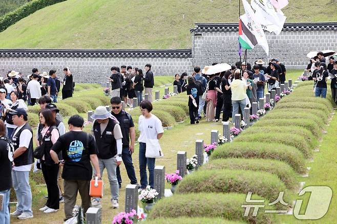 5·18민주화운동 제45주년을 하루 앞둔 17일 광주 북구 국립 5·18민주묘지에 추모객들의 발길이 끊임 없이 이어지고 있다. 2025.5.17/뉴스1 ⓒ News1 박지현 기자