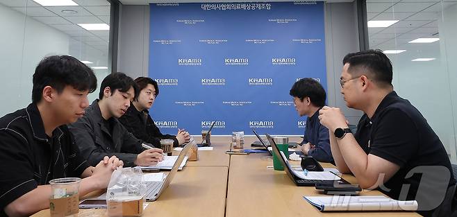 이성환 대한공중보건의사협의회장(왼쪽부터), 이선우 대한의과대학·의학전문대학원 학생협회(의대협) 비상대책위원장, 박단 대한전공의협의회 비상대책위원장(대한의사협회 부회장)이 서울 용산구 대한의사협회 내 의료배상공제조합에서 뉴스1과 인터뷰를 하고 있다. 2025.5.14/뉴스1 ⓒ News1 김진환 기자