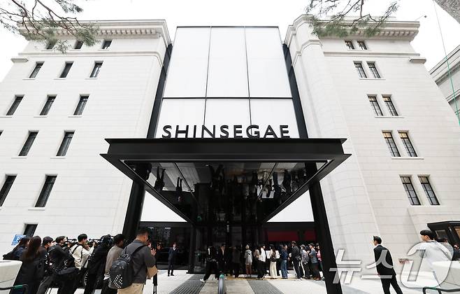 신세계백화점이 옛 제일은행 본점을 매입해 10년간 쇼핑과 문화의 복합 공간으로 공들여 단장한 '더 헤리티지'가 9일 개관했다. 2025.4.9/뉴스1 ⓒ News1 오대일 기자