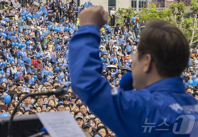 이재명 더불어민주당 대통령 후보가 17일 광주광역시 서구 김대중컨벤션센터 광장에서 열린 집중 유세에서 지지를 호소하는 연설을 하고 있다. (공동취재)2025.5.17/뉴스1 ⓒ News1 이재명 기자