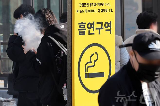 19일 서울역 광장 흡연구역에서 시민들이 담배를 피우고 있다. 2025.3.19/뉴스1 ⓒ News1 이동해 기자