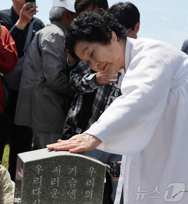 18일 광주 북구 운정동 국립 5·18민주묘지에서 열린 제45주년 5·18민주화운동 기념식을 마치고 한강 작가의 '소년이 온다' 주인공인 고(故) 문재학 군 어머니 김길자(84)씨가 묘를 살피고 있다. ⓒ News1 김태성 기자