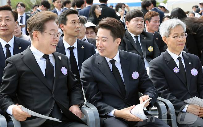 이재명 더불어민주당 대선후보가 18일 광주 북구 국립5·18민주묘지에서 열린 제45주년 5·18민주화운동 기념식장에서 이준석 개혁신당 대선후보와 이야기를 나누고 있다.(광주전남사진기자단)2025.5.18/뉴스1 ⓒ News1 김태성 기자