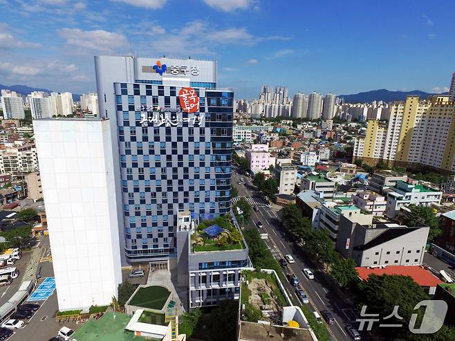 대구 중구는 18일 AI-IoT 기반 노인 비대면 건강관리사업을 추진한다고 밝혔다. 사진은 중구청 전경. (대구 중구 제공. 재판매 및 DB 금지)/뉴스1