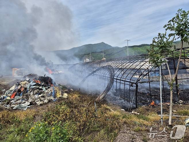 18일 오전 10시58분께 충남 부여 외산면 장항리의 한 양계장에서 불이 나 닭 2만7000여 마리가 폐사했다.(부여소방서 제공) /뉴스1