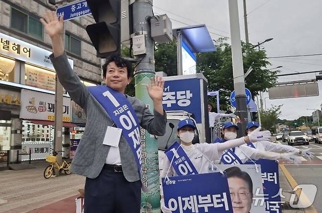 더불어민주당 이강일 의원(청주 상당)  거리 유세.(더불어민주당 충북도당 제공. 재판매 및 DB 금지)/뉴스1