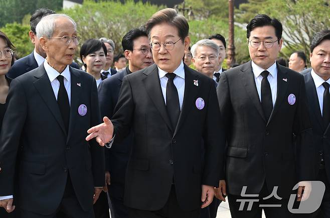 이재명 더불어민주당 대통령 후보가 18일 광주 북구 국립5·18민주묘지에서 열린 '제45주기 5·18 민주화운동기념식'에 참석하고 있다. 왼쪽부터 윤여준 상임총괄선대위원장, 이 후보, 박찬대 대표 직무대행 겸 원내대표. 2025.5.18/뉴스1 ⓒ News1 국회사진취재단