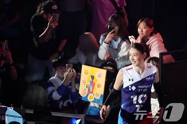 18일 인천시 삼산월드체육관에서 열린 'KYK INVITATIONAL(인비테이셔널) 2025' 세계 배구 올스타전 경기에서 배구 레전드 김연경이 코트에 입장하고 있다. 2025.5.18/뉴스1 ⓒ News1 이승배 기자