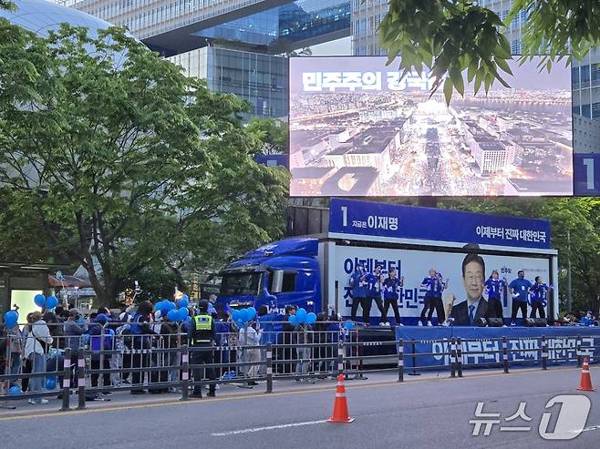 이재명 더불어민주당 후보의 유세차 위에서 춤을 추며 응원을 이어가는 모습 2025.5.18/뉴스1 ⓒ손승환 기자