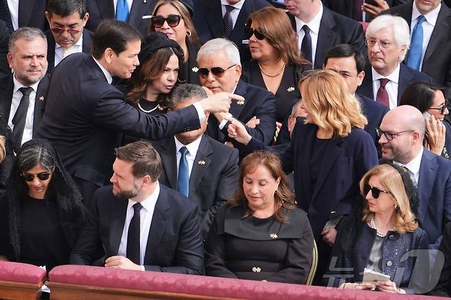 마르코 루비오 미국 국무장관(왼쪽)이 바티칸 성 베드로 광장에서 열린 교황 레오 14세 즉위 미사에 참석하기 위해 도착한 조르지아 멜로니 이탈리아 총리와 대화하고 있다. 2025. 5.18 ⓒ AFP=뉴스1 ⓒ News1 신기림 기자