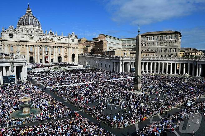 교황 레오 14세가 포프모빌(교황 전용차량)을 타고 바티칸 성베드로 광장에서 즉위 미사에 앞서 군중에 인사하고 있다. 2025.5.18 ⓒ AFP=뉴스1 ⓒ News1 신기림 기자