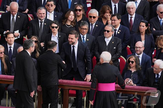 우크라이나의 볼로디미르 젤렌스키 대통령이 바티칸 성 베드로 광장에서 열린 교황 레오 14세의 즉위 미사에 참석한 미국 부통령 JD 밴스에게 악수를 청하고 있다.2025.5.18 ⓒ 로이터=뉴스1 ⓒ News1 신기림 기자