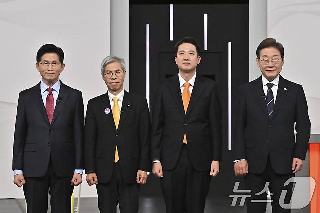 국민의힘 김문수(왼쪽부터), 민주노동당 권영국, 개혁신당 이준석, 더불어민주당 이재명 대통령 후보가 18일 서울 마포구 SBS프리즘타워에서 중앙선거방송토론위원회 주관 제21대 대통령선거 후보자 토론회 기념 촬영을 하고 있다. 2025.5.18/뉴스1 ⓒ News1 국회사진취재단