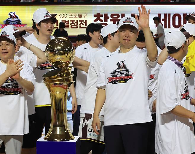 눈물 흘리며 기뻐하는 조상현 감독. 2025.5.17 연합뉴스