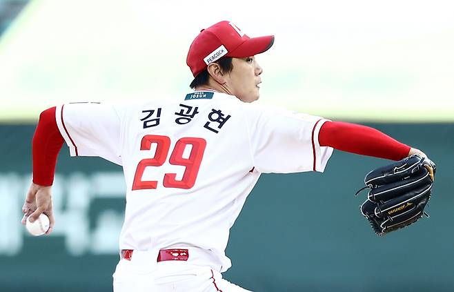 SSG 김광현이 11일 인천SSG랜더스필드에서 열린 2025 KBO리그 정규시즌 KIA와 더블헤더 2차전에 선발 등판해 공을 던지고 있다. 사진 | SSG 랜더스