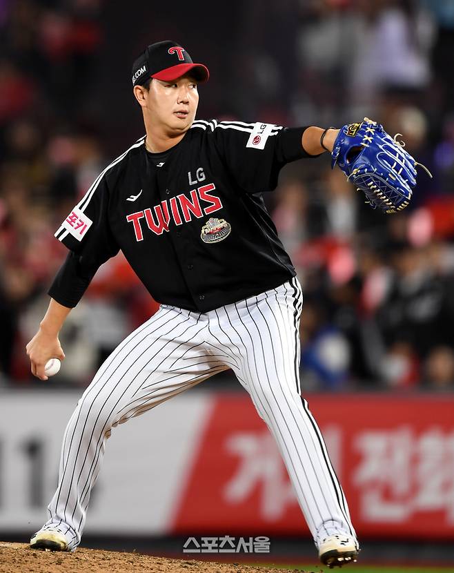 LG 유영찬이 수원케이티위즈파크에서 열린 2024 KBO 준플레이오프 3차전 KT전에서 9회 역투하고 있다. 수원 | 최승섭기자 thunder@sportsseoul.com