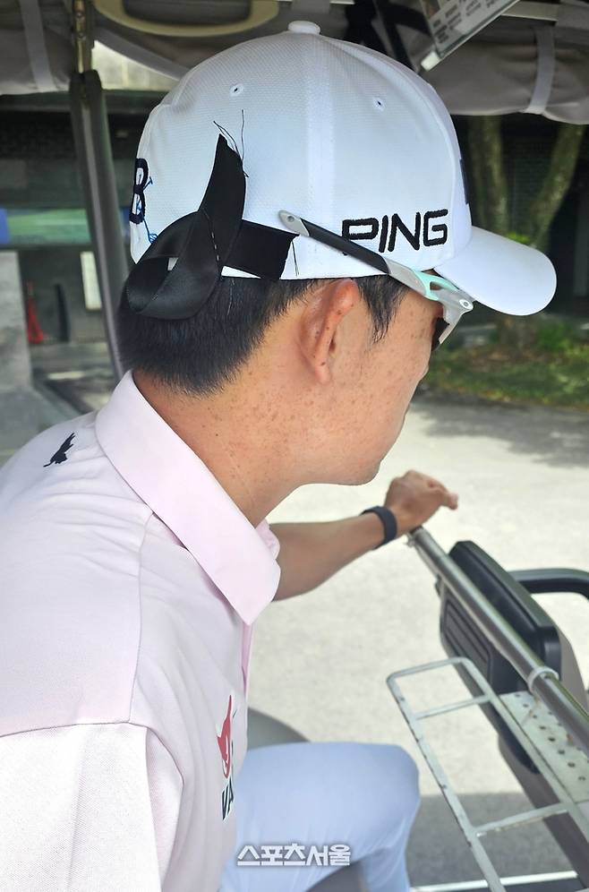 김비오가 18일 핀큿스GC에서 열린 KPGA투어 SK텔레콤 오픈 최종라운드 시작 전 모자에 단 검은 리본을 보여주고 있다. 사진 | 서귀포=장강훈 기자 zzang@sportsseoul.com